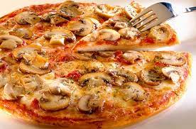 بيتزا فطر وسط