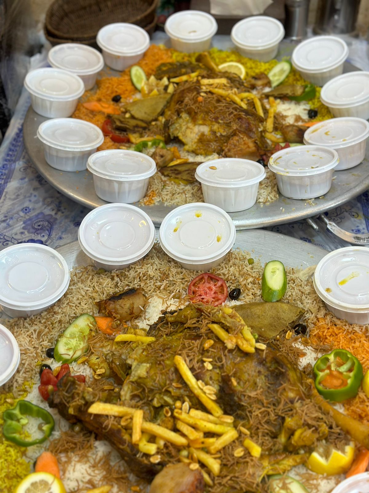 ربع خروف على منسف ام العراوي دائريه اربع كيلوت لحم صافي غنم عراقي خالص + تسع كاسات مرك + سوب سته + حلويات + فواكه + خبز + لبن سفري