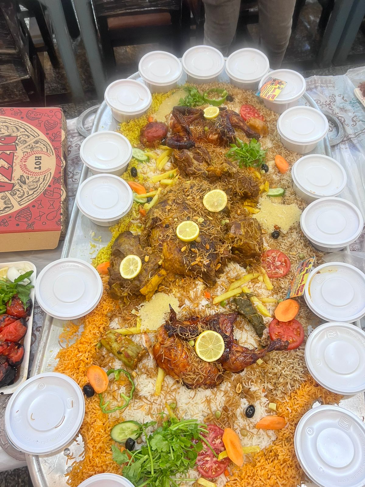 ربع خروف كامل اربع كيلوات لحم غنم عراقي + دجاجه ذبح عراقي+خبز تشريب +٤ انواع تمن + مرق ٣انواع ٩ كاسات + سوب +   المقبلات والحلويات والفواكه واللبن