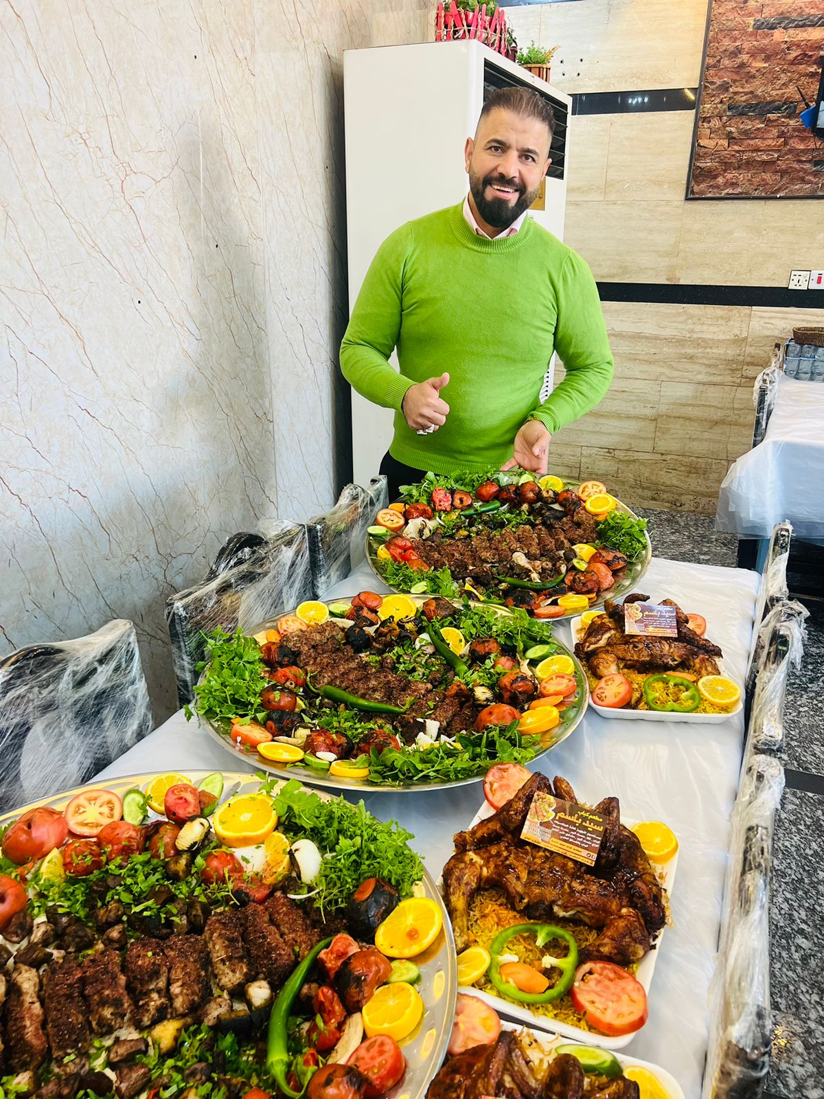 كيلو  ونص مناسف مشاوي كباب وتكه ومعلاك والقلب والجلاوي اللحم غنم عراقي  + خبز + سوب + مقبلات + طماطه وبصل شوي 