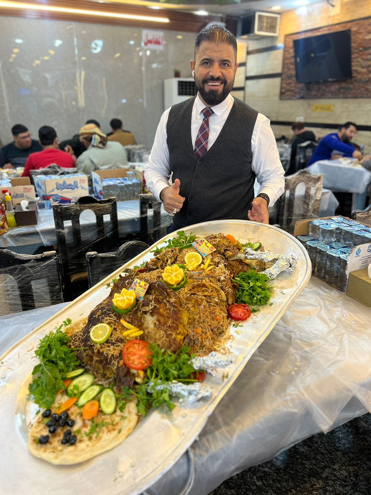 خروف كامل ١٧  كيلو لحم غنم عراقي + خبز تشريب+ ٣ انواع مرق حسب رغبت الزبون يكون بكاسات او كدوره سفري + تمن ٤ انواع + مقبلات + حلويات + فواكه + لبن + حسب رغبة الزبون يريد الخروف محشي دولمه او برياني او غير محشي  