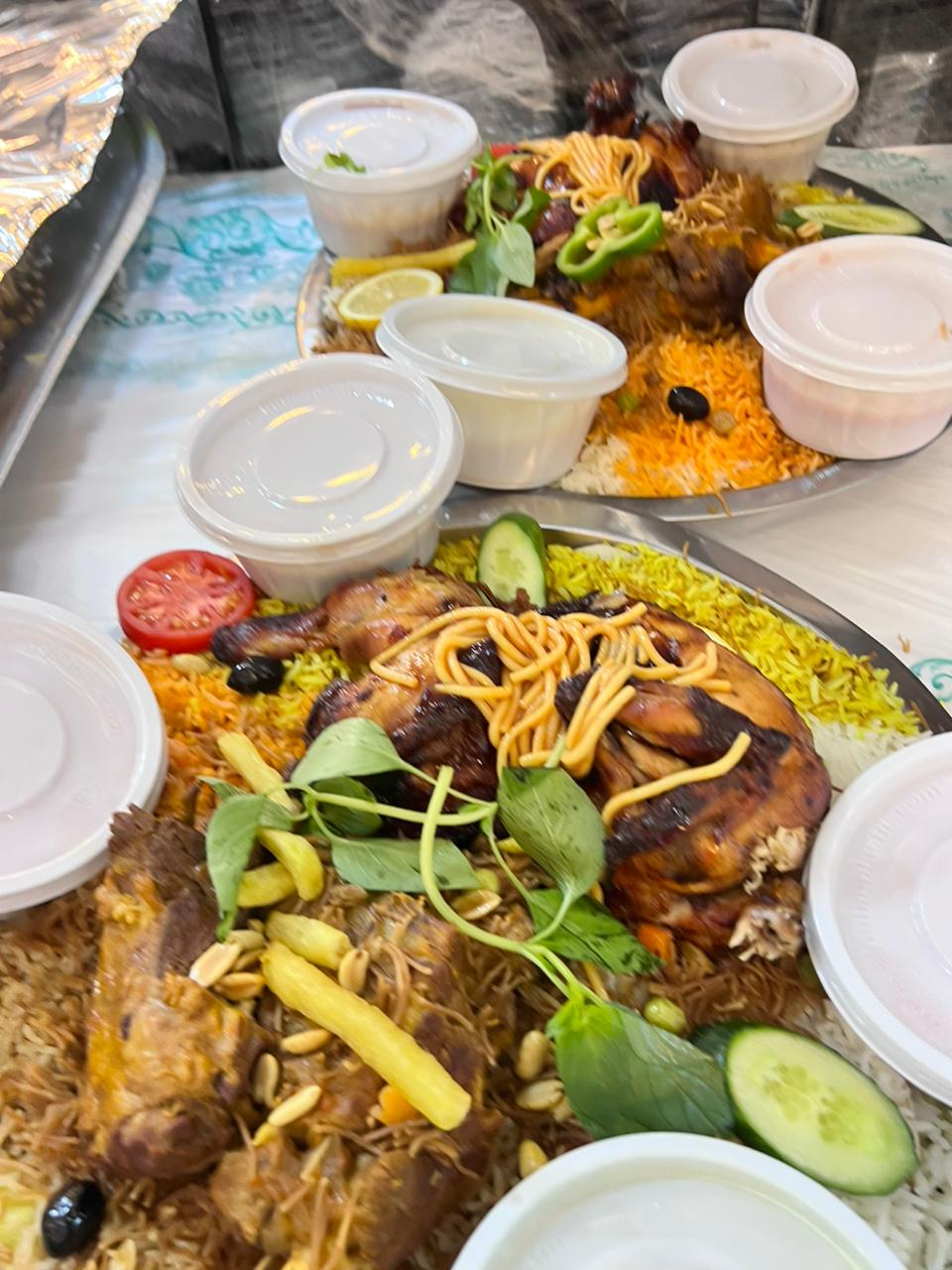 صينيه عليها قطعة لحم +دجاجه كامله + خبز تشريب+ ٤ انواع تمن +٣ انواع مرق+ مقبلات + حلويات + خبز سفري  